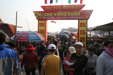 Các dịch vụ “hốt bạc” ở chợ Viềng, nghĩa trang thành... bãi giữ xe - 3