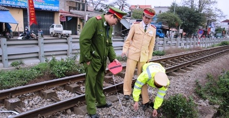 Lực lượng chức năng tiến hành làm rõ nguyên nhân vụ tai nạn