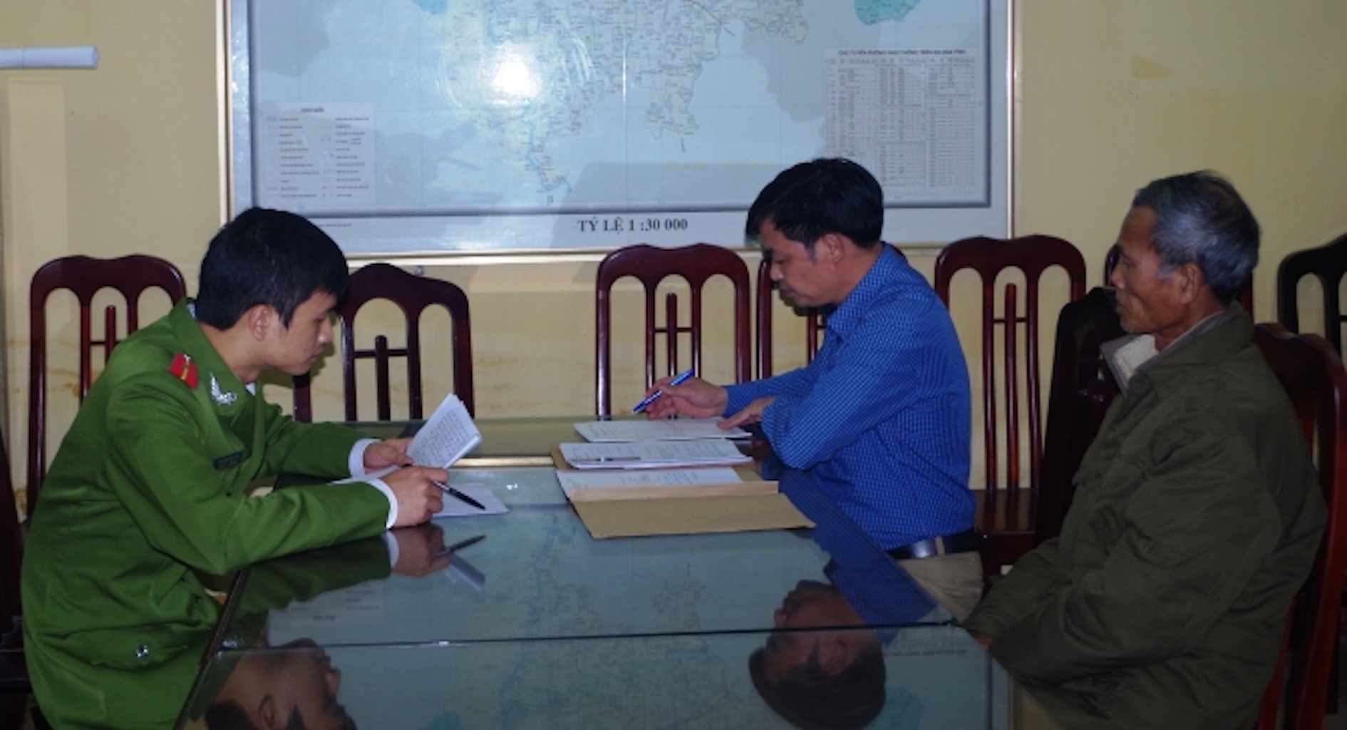 Đối tượng Nguyễn Đức Hùng tại cơ quan điều tra (ảnh: Công an Hà Nam)