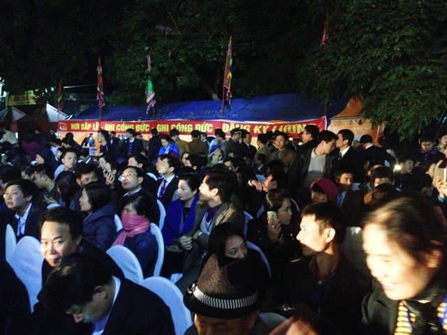 Hàng vạn người tham gia lễ hội phát lương đền Trần Thương