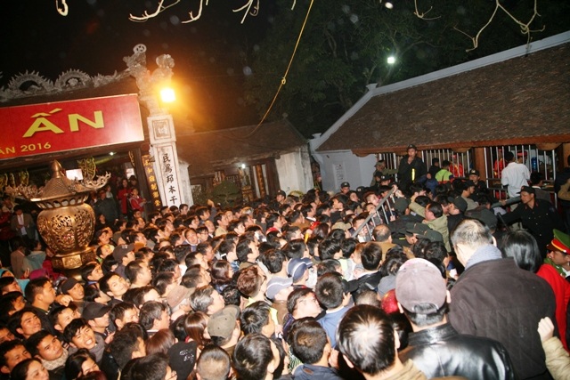 Hàng nghìn người chen chúc xin lộc ấn đầu năm