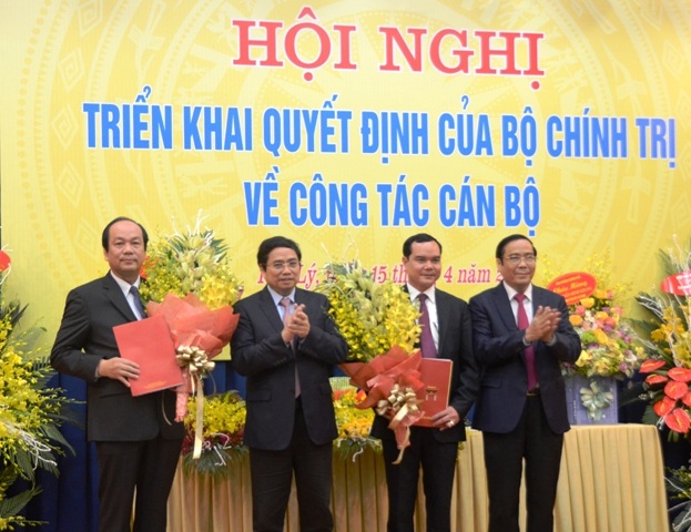 Phó Bí thư tỉnh Hà Giang được phân công làm Bí thư Hà Nam - 2 Đại diện Bộ Chính trị trao Quyết định và tặng hoa cho ông Mai Tiến Dũng và ông Nguyễn Đình Khang