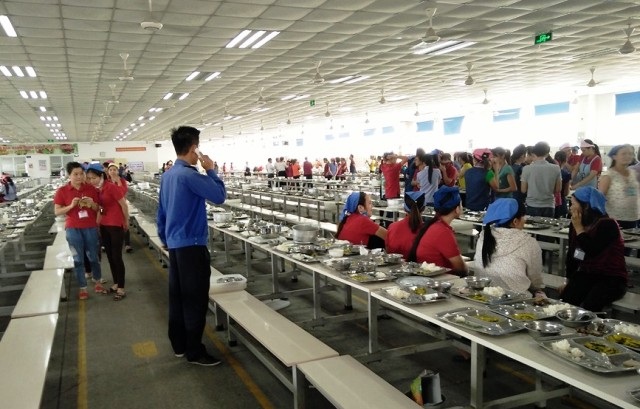 
Hàng loạt công nhân Công ty TNHH Youngor Smart Shirts Việt Nam ngày 18/4 đình công, bỏ ăn vì phát hiện thức ăn có dòi.
