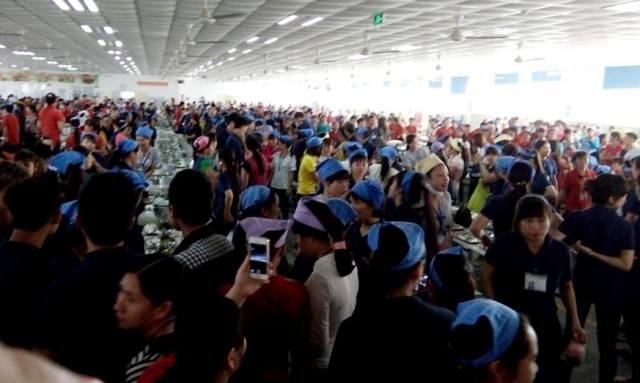 Gần 2.000 công nhân đình công vì thức ăn có dòi - 2
Hàng nghìn công nhân bức xúc bỏ về.
