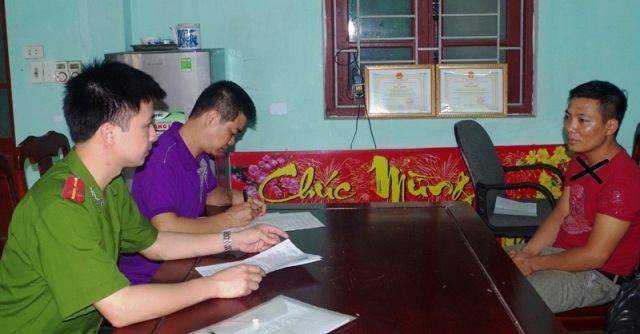 Đối tượng Hoàng Trường Giang (dấu x) tại cơ quan Công an (ảnh Công an Hà Nam)