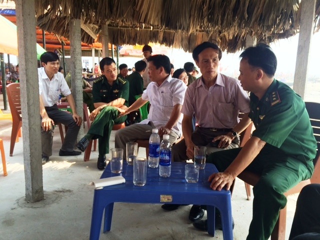 Lực lượng chức năng, Đồn Biên phòng xã Hải Lý vẫn đang bàn thêm phương án tìm kiếm các học sinh mất tích