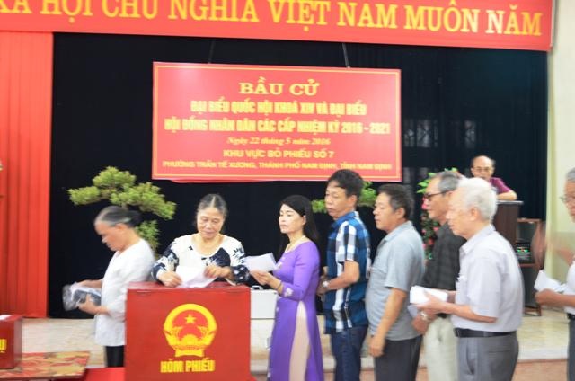 
Các cử tri ở Nam Định trong ngày bầu cử 22/5
