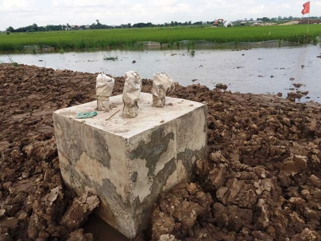 Phía công trình cột móng đang thi công hiện nay cũng đã tạm dừng để làm rõ.