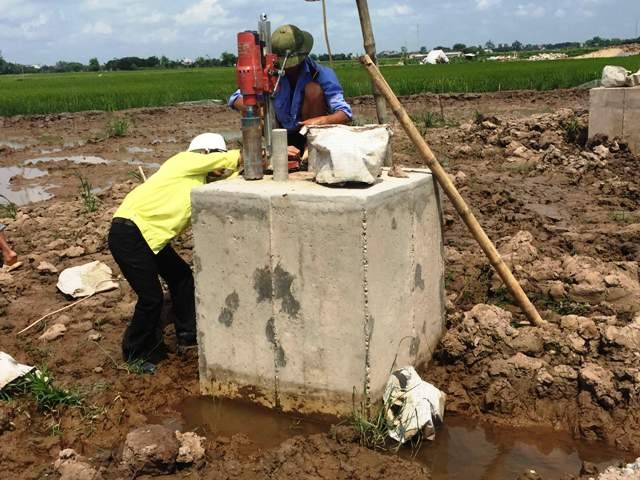 
Ngày 27/5, Công ty CP Sông Đà 11 đã lấy mẫu kiểm tra chất lượng công trình mà người dân tố cáo.
