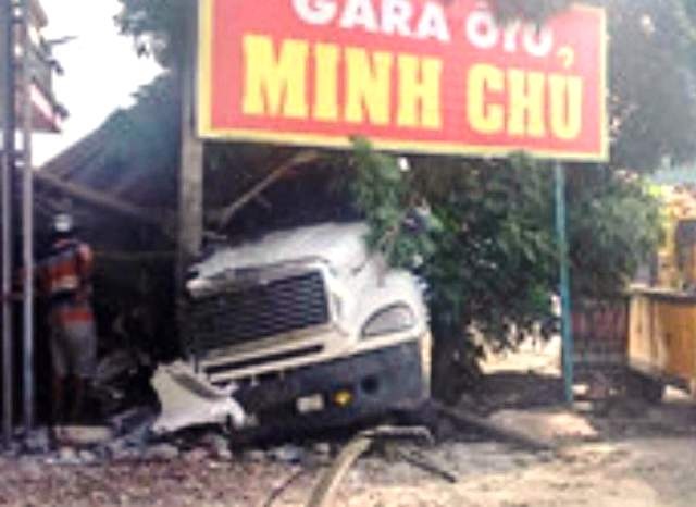 Chiếc xe container chỉ dừng lại khi đâm vào 1 gốc cây nhãn và cột bê tông của một ga ra ô tô gần đấy.