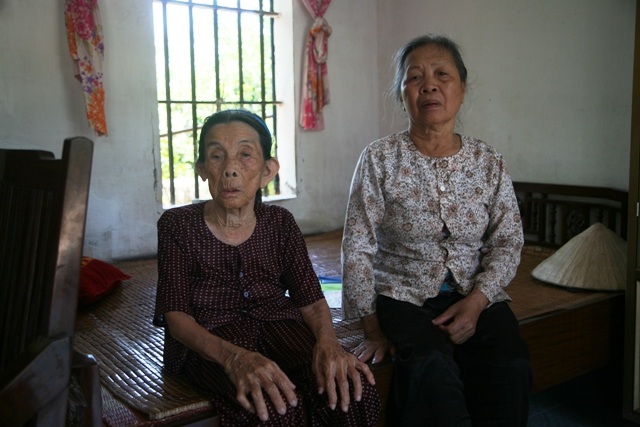 Cụ Đỗ Thị Nụ (mẹ liệt sỹ Khiết - bên trái) và bà Đoàn Thị Muội (vợ liệt sỹ Khiết) hơn 20 năm chờ câu trả lời của cơ quan chức năng