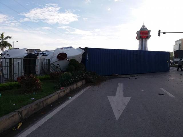 Xe container lao vào dải phân cách, “ăn vạ” trên quốc lộ - 2 Chiếc xe container nằm ăn vạ giữa đường