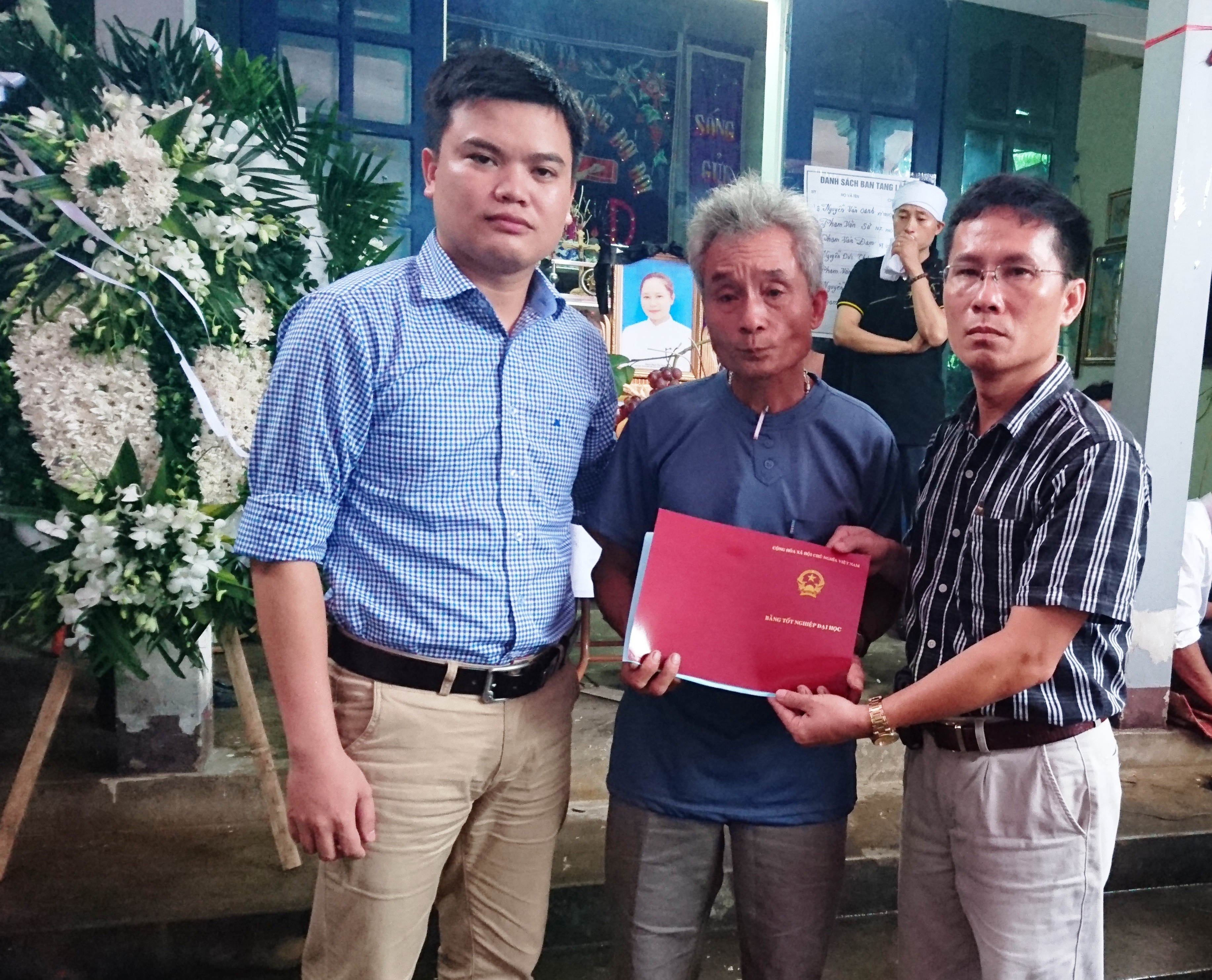 
Đại diện trường Đại học Sư phạm Huế trao tấm bằng tốt nghiệp mà Oanh chưa kịp nhận.
