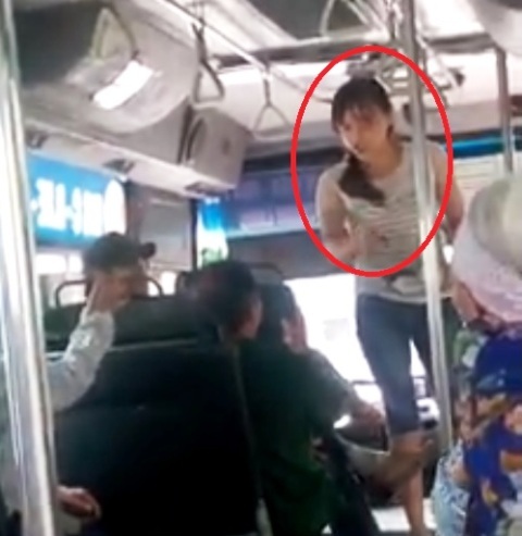 Công ty xe buýt xin lỗi vì nhân viên cãi vã với khách hàng - 1 Nữ nhân viên (khoanh đỏ) đứng dậy lớn tiếng, quát tháo khách hàng lớn tuổi (Ảnh: cắt từ clip)