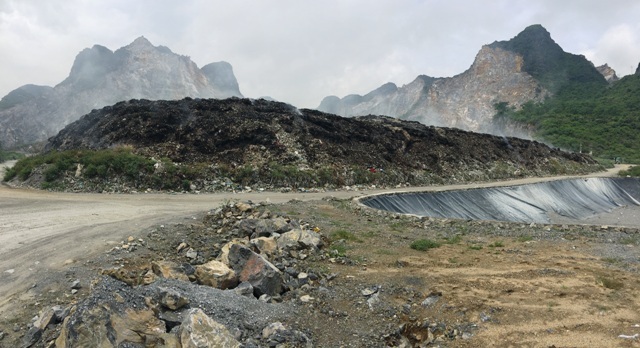 Bãi rác lộ thiên khoảng 80.000 tấn rác, gần 10 năm qua vẵn chưa được xử lý