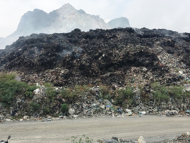 Bãi rác này cháy âm ỷ nhiều lần khiến mùi khét, hôi thối bốc lên nồng nặc thổi thẳng về phía dân cư