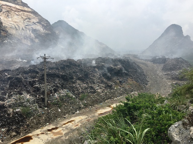 Dân dựng lều bạt phản đối vì ô nhiễm từ bãi rác lộ thiên - 3