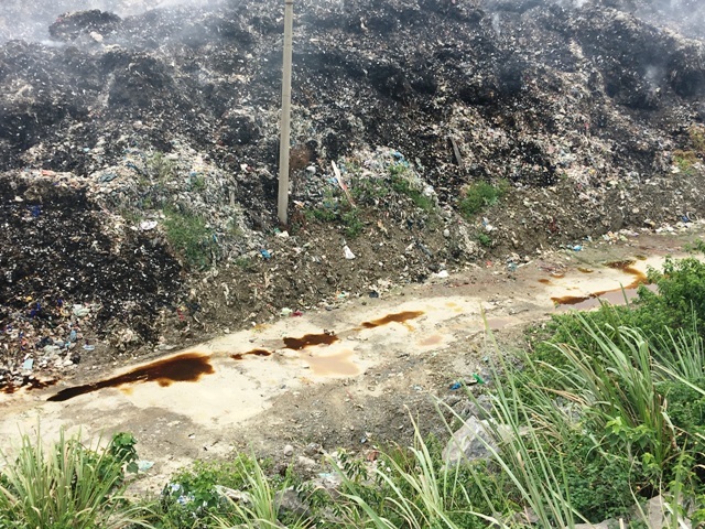 Nước rỉ rác chảy về phía dân cư