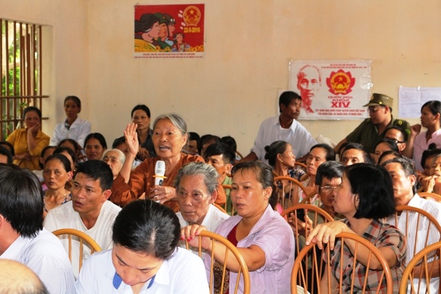 Người dân phát biểu ý kiến với đại diện các ban, ngành trong buổi đối thoại