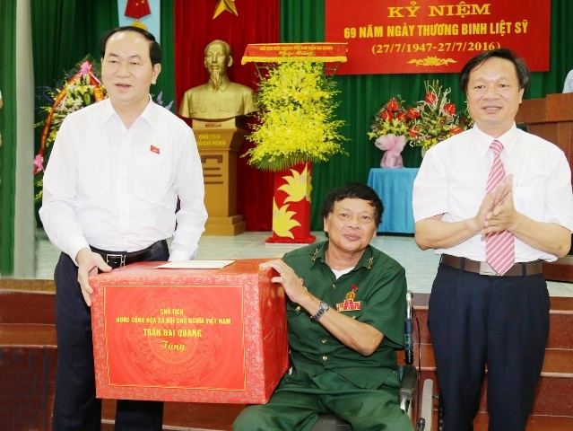 Chủ tịch nước thăm và tặng quà thương, bệnh binh tại Hà Nam - 1 Chủ tịch nước Trần Đại Quang thăm và tặng quà cho thương binh ở trung tâm điều dưỡng thương binh Duy Tiên