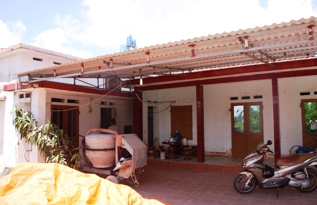 Suýt chết vì tin y sỹ là “thần y” về xương khớp - 4 Nhà riêng của ông Giang Công Nhuế, các biển hiệu đã được tháo bỏ sau khi Sở Y tế tước giấy phép và cấm ông Nhuế hành nghề