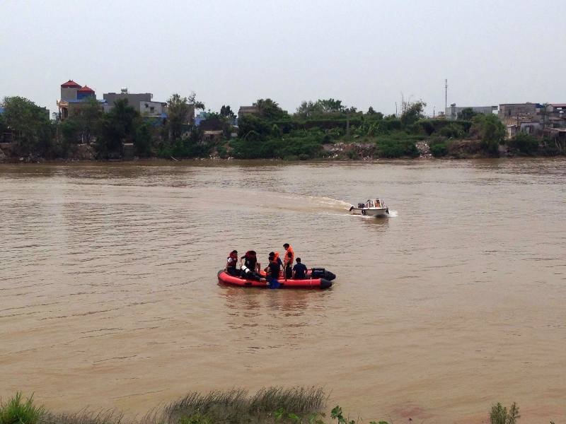 Người đàn ông dựng xe bên thành cầu rồi nhảy sông tự vẫn - 2 Lực lượng chức năng tìm kiếm tung tích nạn nhân