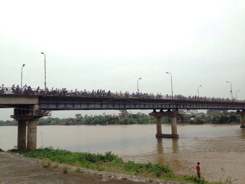 Người đàn ông dựng xe bên thành cầu rồi nhảy sông tự vẫn - 1 Cầu Đò Quan nơi xảy ra sự việc