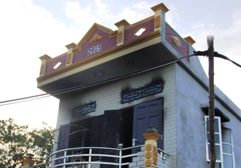 Do trời tối, vụ hỏa hoạn xảy ra ở tầng 2 nên việc tiếp cận dập lửa, cứu người của người dân gặp nhiều khó khăn