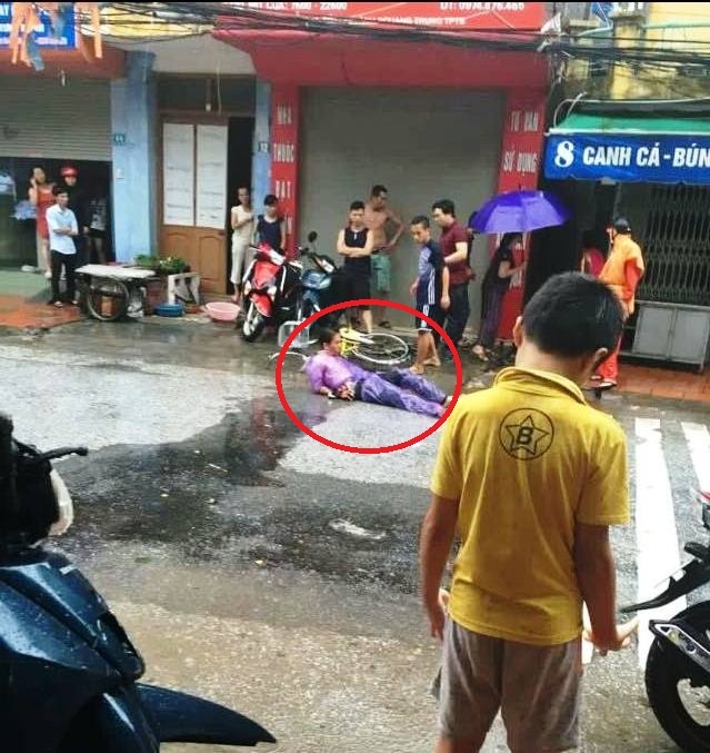 Khởi tố nam thanh niên dùng dao bầu đâm bạn gái trọng thương - 1 Đối tượng Nguyễn Tường Tri bị người dân và lực lượng Công an bắt giữ