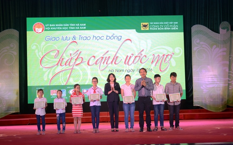 Phó Chủ tịch nước Đặng Thị Ngọc Thịnh trao học bổng Chắp cánh ước mơ