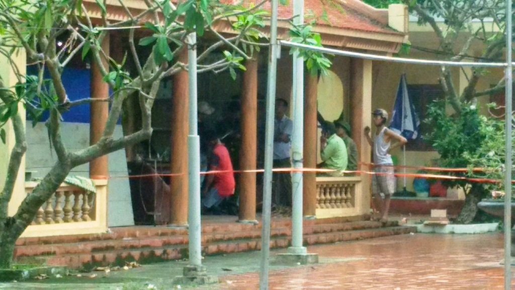 Người đàn ông treo cổ trong đình làng - 1 Hiện trường xảy ra vụ việc.