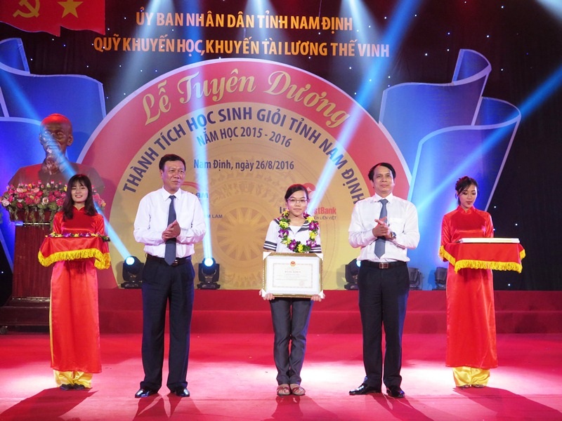 Trao thưởng cho em Đinh Thị Hương Thảo với thành tích 2 năm liền đạt huy chương Vàng Olympic Vật lý quốc tế, 1 huy chương Bạc châu Á.