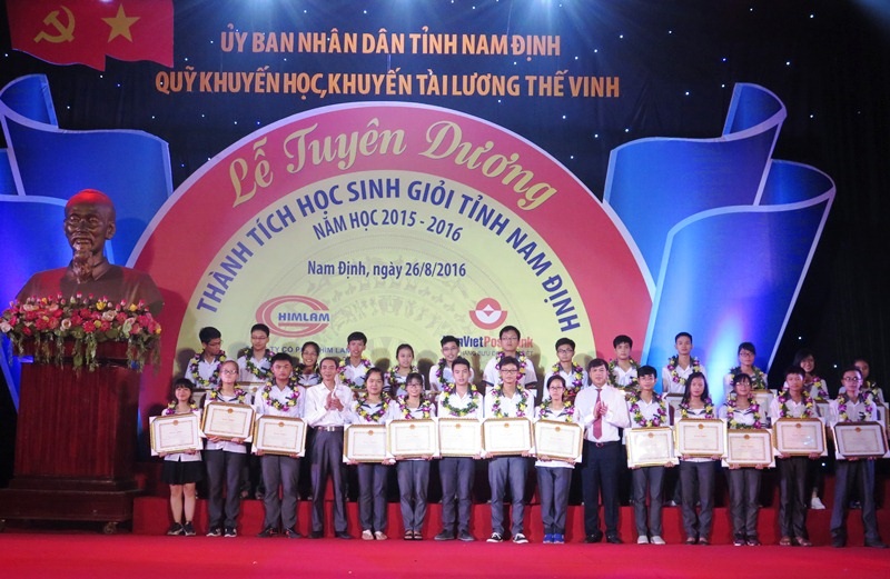 Trao thưởng cho các học sinh đạt giải quốc tế.