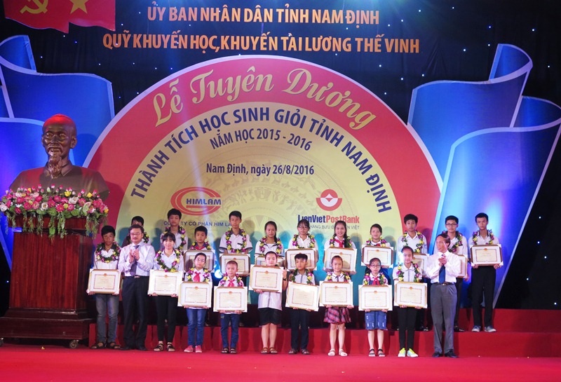 Trao giải cho học sinh đạt giải học sinh giỏi của tỉnh Nam Định.