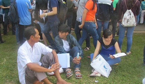 2-hang-nghin-luot-thi-sinh-phu-huynh-den-ngay-hoi-mong-giai-toa-duoc-cac-thac-mac-nhung-vi-qua-dong-nhieu-nguoi-khong-the-chen-chan-den-gian-hang-tu-van-cua-cac-truong-cf24a 2-hang-nghin-luot-thi-sinh-phu-huynh-den-ngay-hoi-mong-giai-toa-duoc-cac-thac-mac-nhung-vi-qua-dong-nhieu-nguoi-khong-the-chen-chan-den-gian-hang-tu-van-cua-cac-truong-cf24a