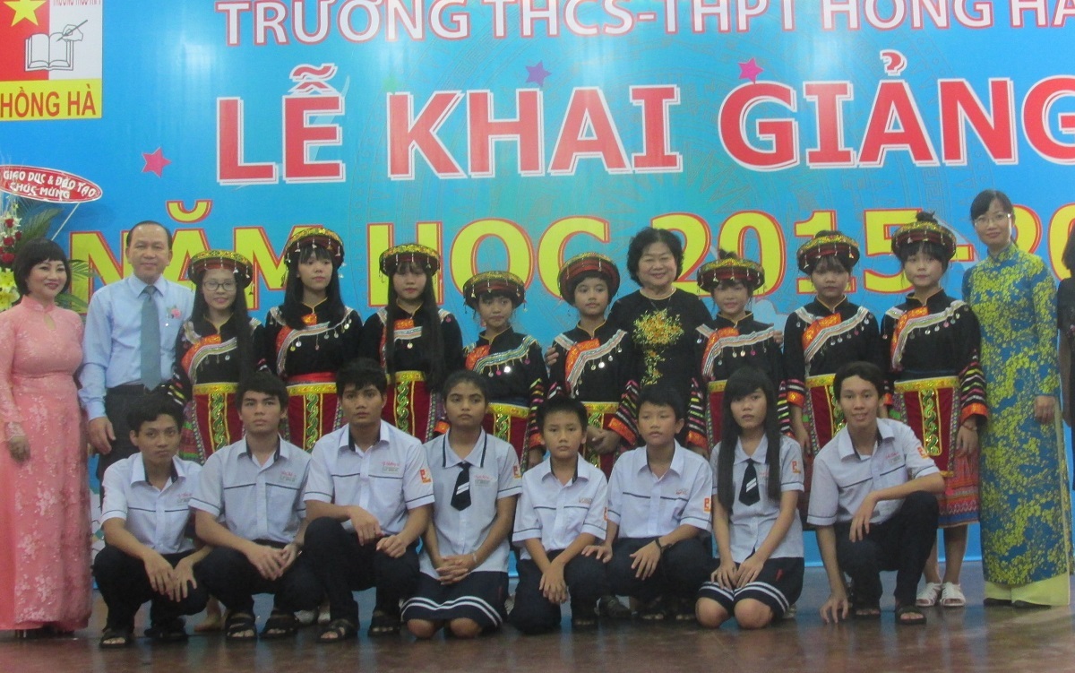 nguyen-pho-chu-tich-nuoc-truong-my-hoa-va-cac-em-hoc-sinh-dac-biet-den-tu-bien-dao-1440841789718 nguyen-pho-chu-tich-nuoc-truong-my-hoa-va-cac-em-hoc-sinh-dac-biet-den-tu-bien-dao-1440841789718