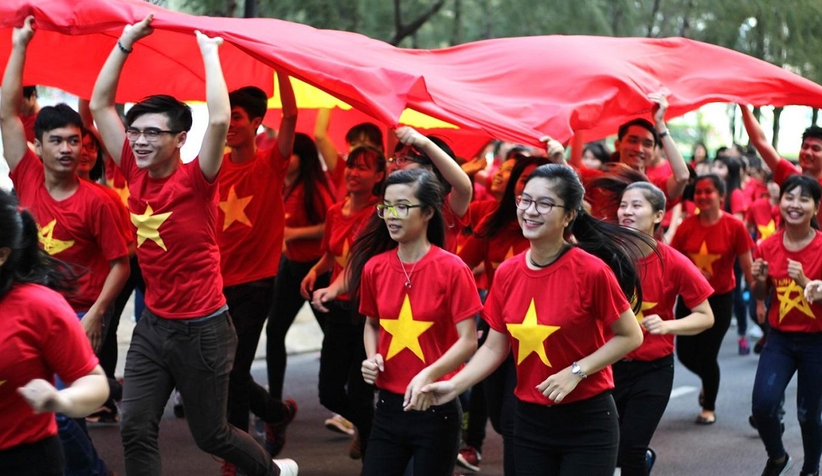 3-sinh-vien-chuyen-tay-nhau-la-quoc-ky-1440994059289 3-sinh-vien-chuyen-tay-nhau-la-quoc-ky-1440994059289