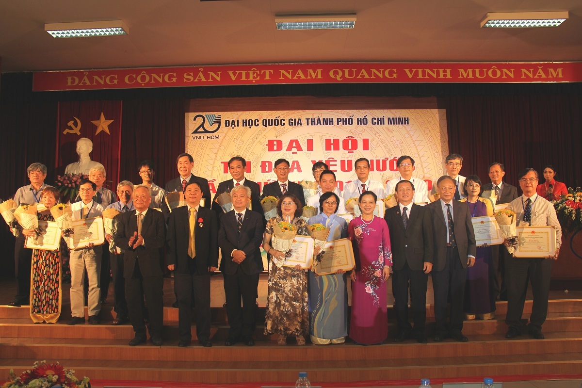 Tuyên dương 30 cá nhân, tập thể xuất sắc phong trào Thi đua yêu nước - 2
Các gương mặt điển hình trong phong trào thi đua yêu nước của ĐHQG TPHCM trong giai đoạn 2010-2015 và Ban giám đốc ĐHQG TPHCM