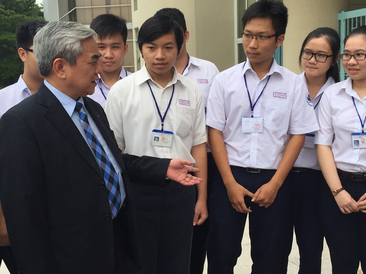 
TS Nguyễn Quân, Bộ trưởng Bộ Khoa học Công nghệ trao đổi với tân sinh viên ĐH Quốc gia TPHCM

