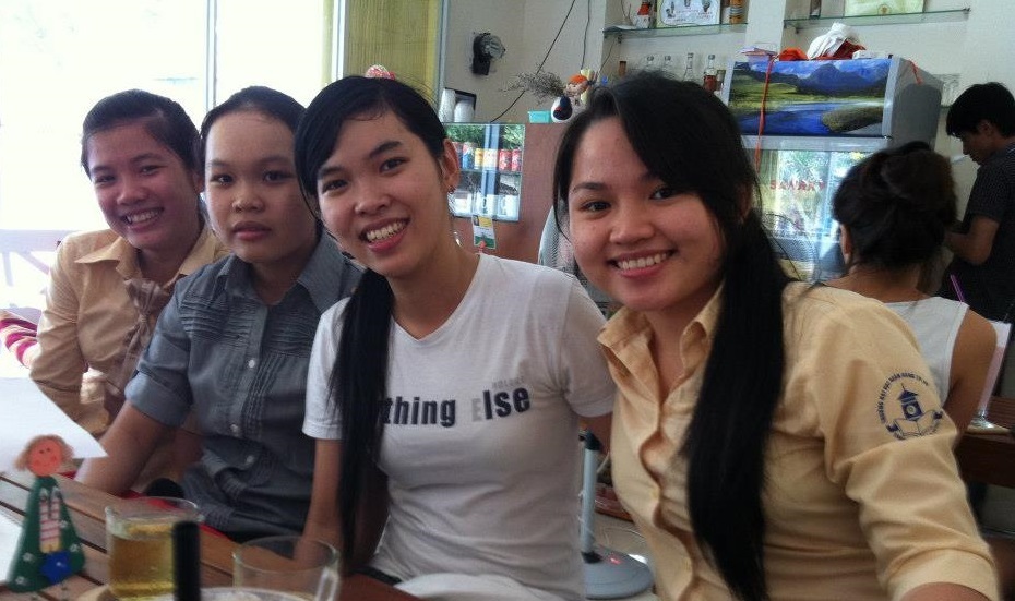 Ngưỡng mộ nữ sinh viên học 3 năm lấy 2 bằng Đại học - 2
Mai Chi (thứ 2 từ phải sang) và các bạn học (ảnh nhân vật cung cấp)