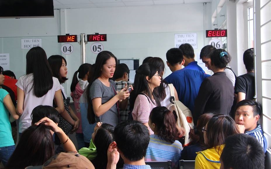 Phí học lại tăng gấp 5 lần, sinh viên bức xúc - 1 Sinh viên trường ĐH Quốc tế Hồng Bàng đóng tiền học