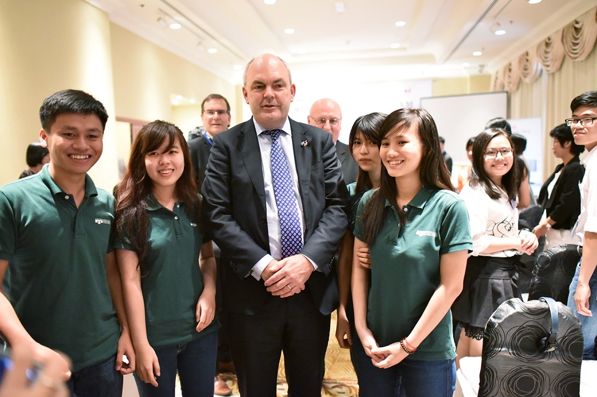 Hàng loạt trường ĐH của New Zealand và Việt Nam ký kết hợp tác - 2
Ông Steven Joyce, Bộ trưởng Bộ Giáo dục Đại học Kỹ năng và Nghề nghiệp của New Zealand và các sinh viên Việt Nam