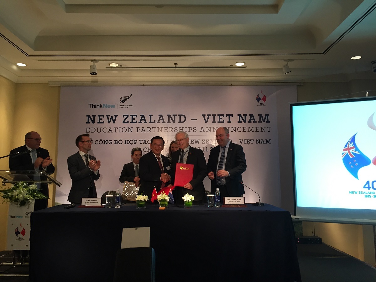 Hàng loạt trường ĐH của New Zealand và Việt Nam ký kết hợp tác - 1
Hiệu trưởng hai trường ĐH của Việt Nam và New Zealand ký kết hợp tác với nhau