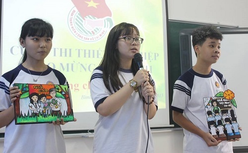 Học sinh làm thiệp, triển lãm thư pháp để tri ân thầy cô - 1
Học sinh trường THPT Hoàng Hoa Thám trình bày về tấm thiệp mình làm