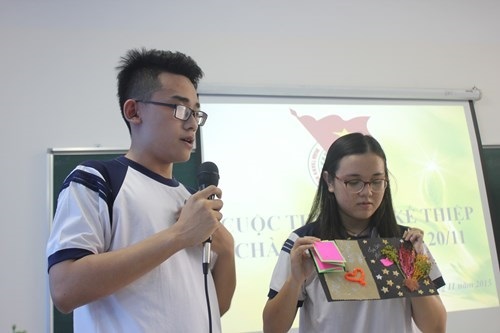 Học sinh làm thiệp, triển lãm thư pháp để tri ân thầy cô - 2
Các học sinh lên ý tưởng và tự tay thực hiện tấm thiệp để gửi tặng đến thầy cô của mình.