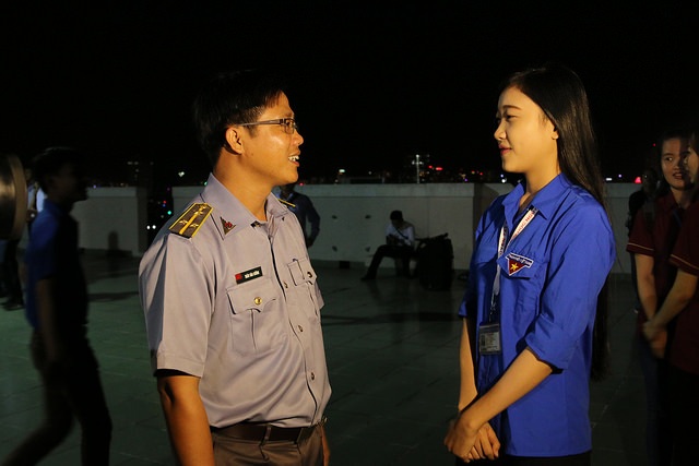 Sinh viên TPHCM giao lưu với cán bộ, chiến sĩ bảo vệ biển đảo - 2
Một cán bộ kiểm ngư kể về công việc của mình với một đoàn viên
