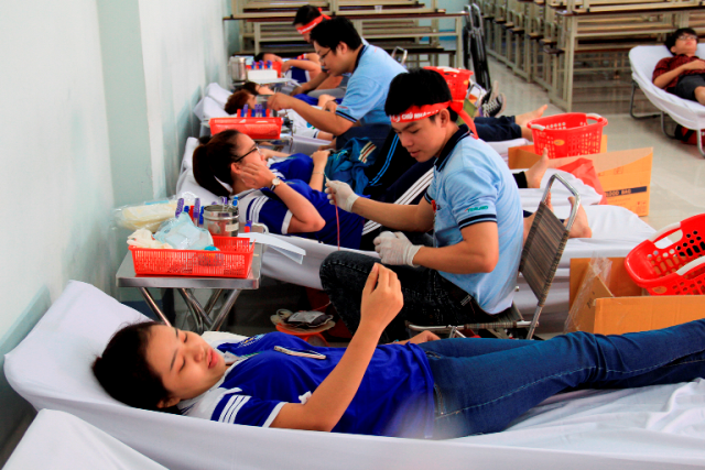 Á hậu Diễm Trang cùng SV, nghệ sĩ tham gia hiến máu "Chủ nhật đỏ" - 5
Đông đảo sinh viên nhiệt tình hiến máu nhân đạo với mong muốn tạo nguồn máu cứu người