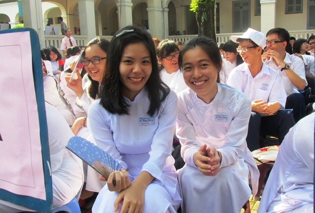 
Nữ sinh tại TP.HCM mặc áo dài trong lễ khai giảng
