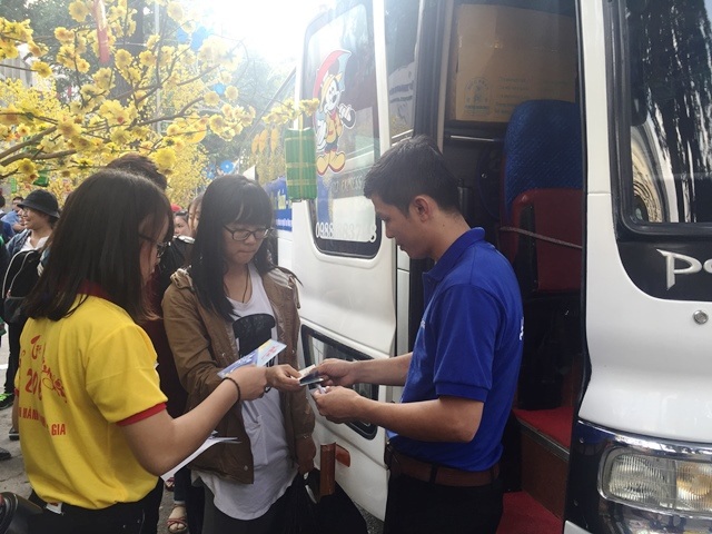 
Không chỉ được tặng vé xe mà sinh viên còn được nhận lì xì
