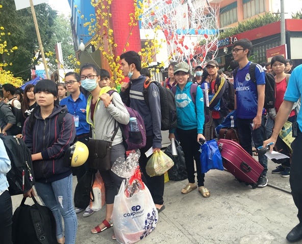 
Sinh viên háo hức chờ lên xe về quê đón tết
